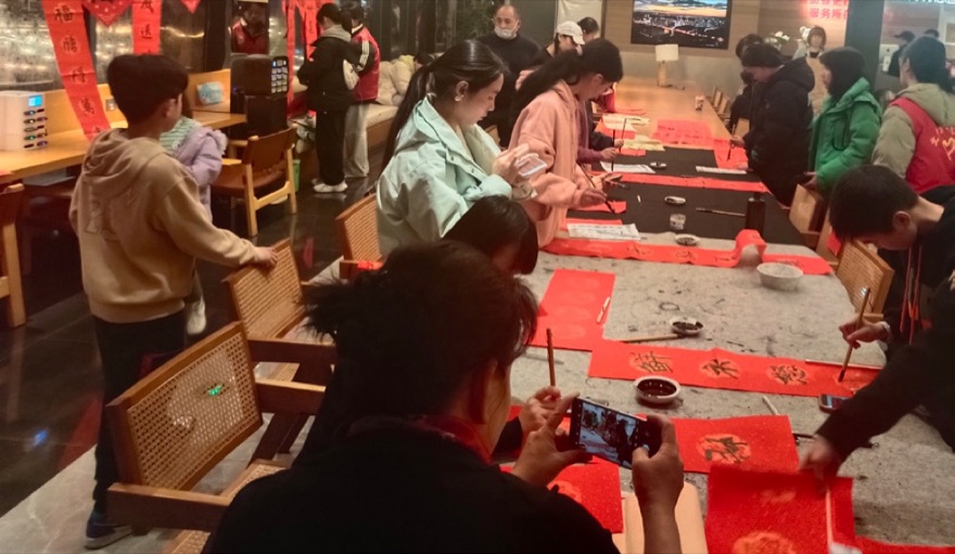 送春联绘画剪纸活动照片