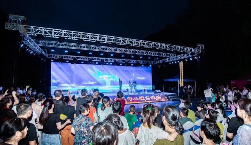 童心飞扬关爱未成年人演出照片